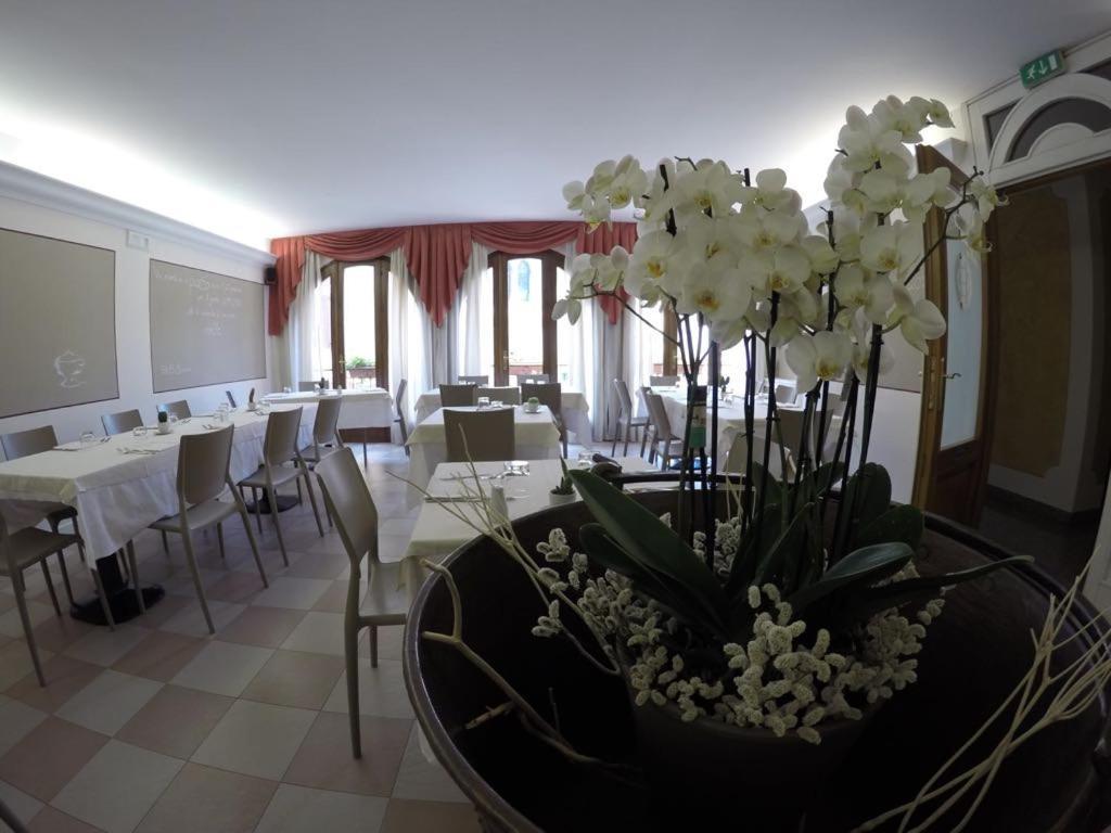 Hotel Ristorante Centrale Vestone Bagian luar foto